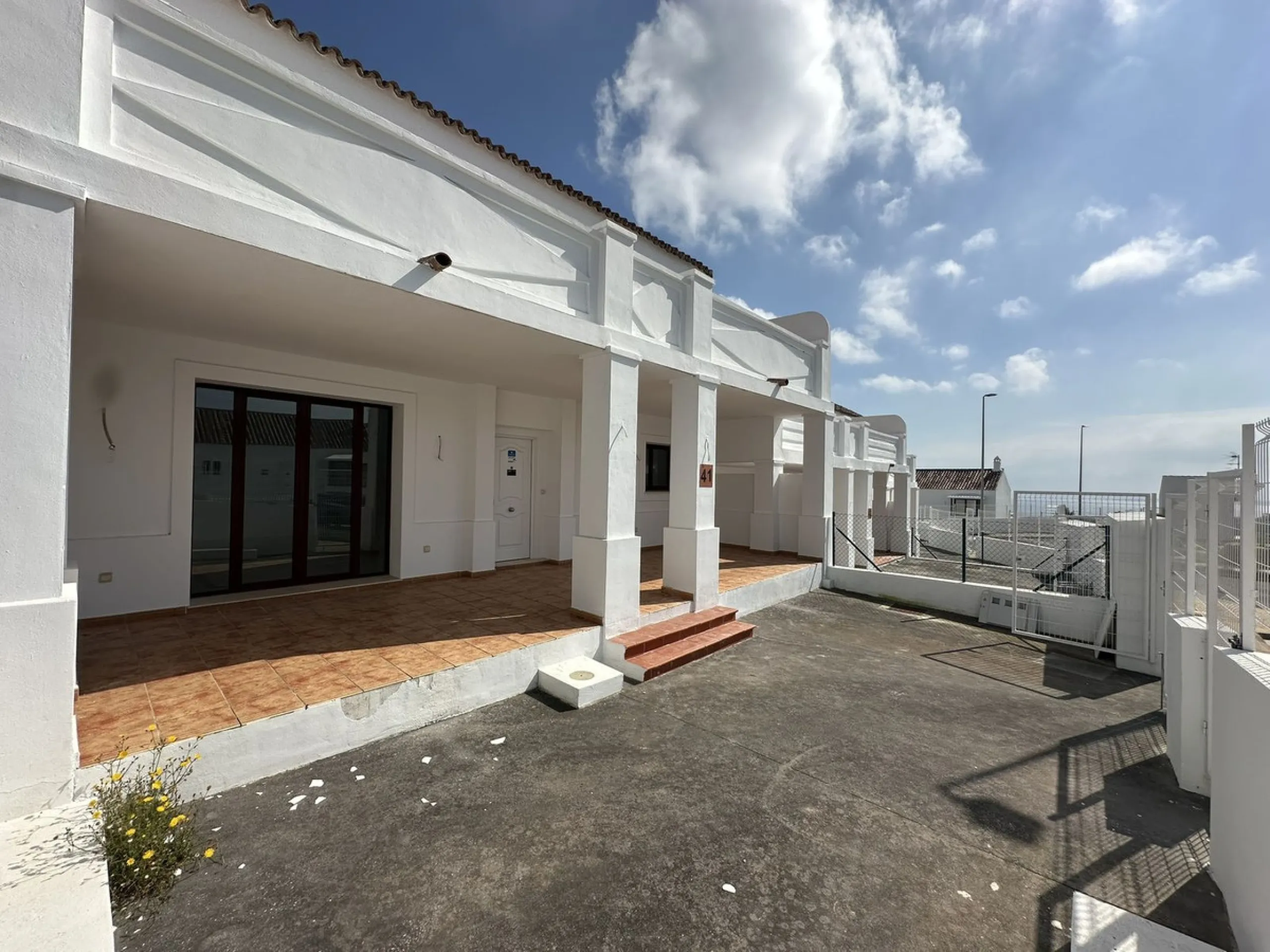 Discover this charming detached home in the exclusive residential complex of Doña Julia, in Casares, Málaga. A property that combines comfort, spaciousness, and a privileged location, ideal for those seeking tranquility, quality of life, and an enviable n