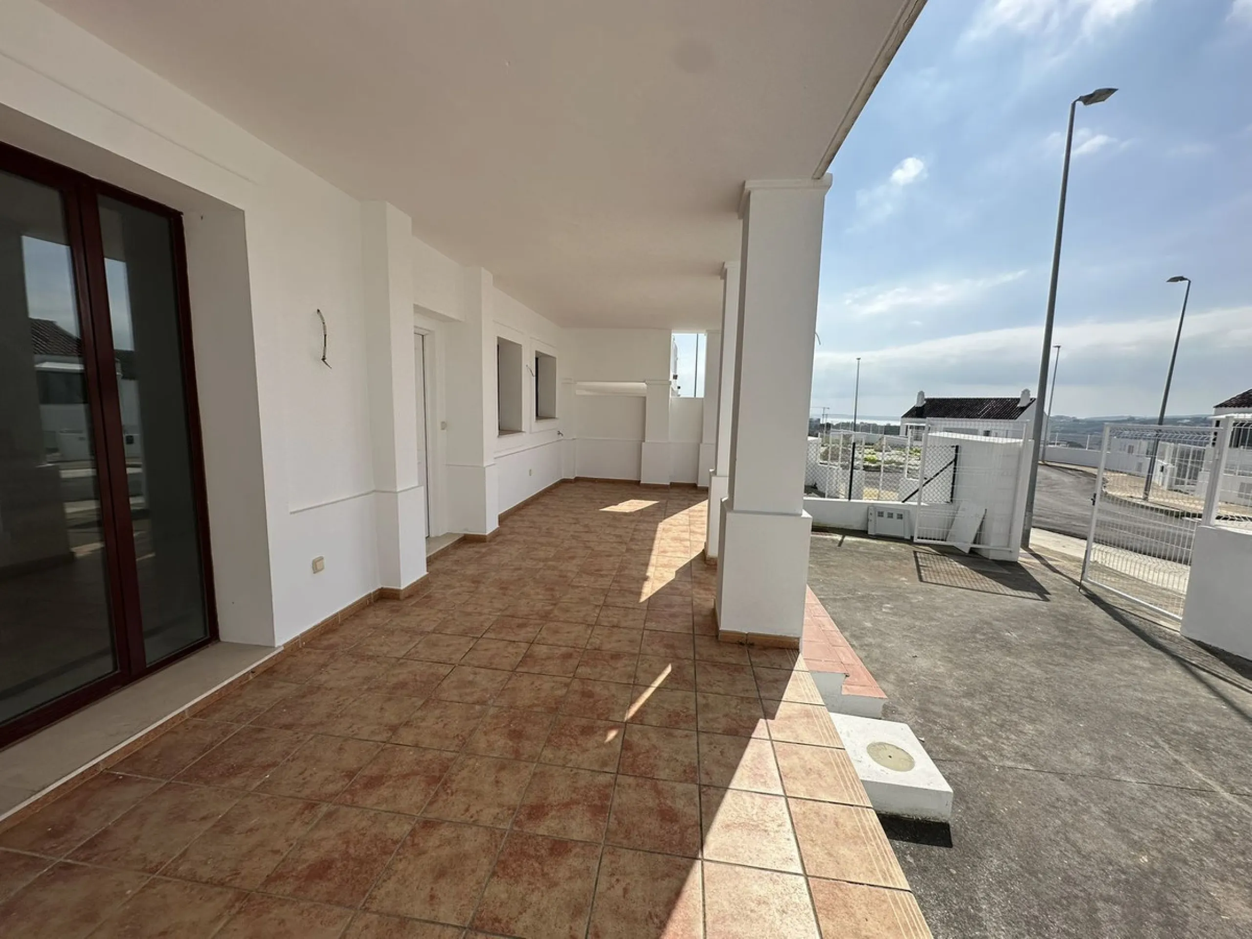 Discover this charming detached home in the exclusive residential complex of Doña Julia, in Casares, Málaga. A property that combines comfort, spaciousness, and a privileged location, ideal for those seeking tranquility, quality of life, and an enviable n