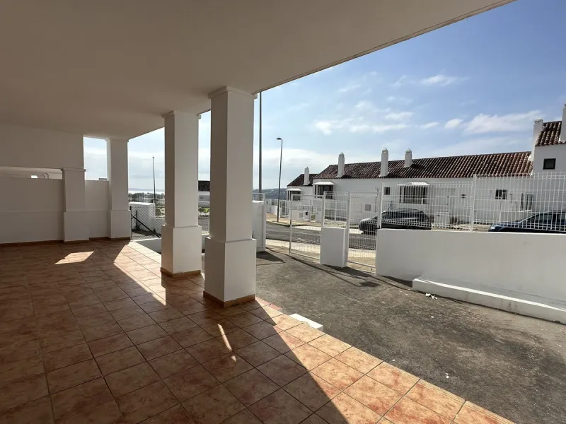 Discover this charming detached home in the exclusive residential complex of Doña Julia, in Casares, Málaga. A property that combines comfort, spaciousness, and a privileged location, ideal for those seeking tranquility, quality of life, and an enviable n