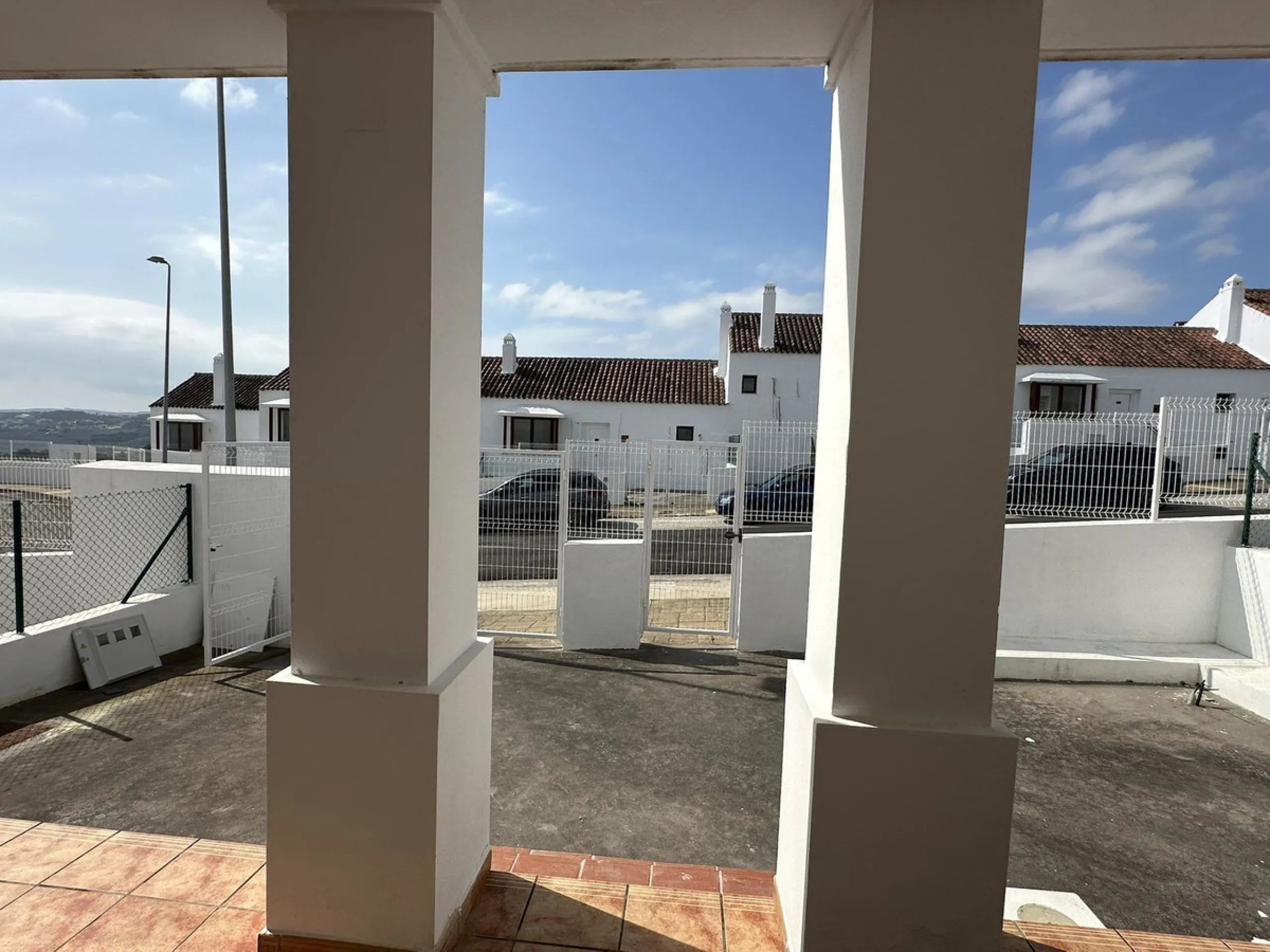 Discover this charming detached home in the exclusive residential complex of Doña Julia, in Casares, Málaga. A property that combines comfort, spaciousness, and a privileged location, ideal for those seeking tranquility, quality of life, and an enviable n