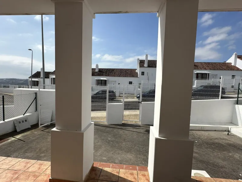 Discover this charming detached home in the exclusive residential complex of Doña Julia, in Casares, Málaga. A property that combines comfort, spaciousness, and a privileged location, ideal for those seeking tranquility, quality of life, and an enviable n