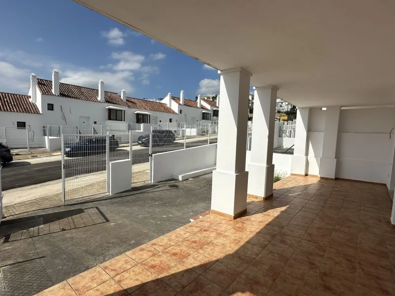 Discover this charming detached home in the exclusive residential complex of Doña Julia, in Casares, Málaga. A property that combines comfort, spaciousness, and a privileged location, ideal for those seeking tranquility, quality of life, and an enviable n