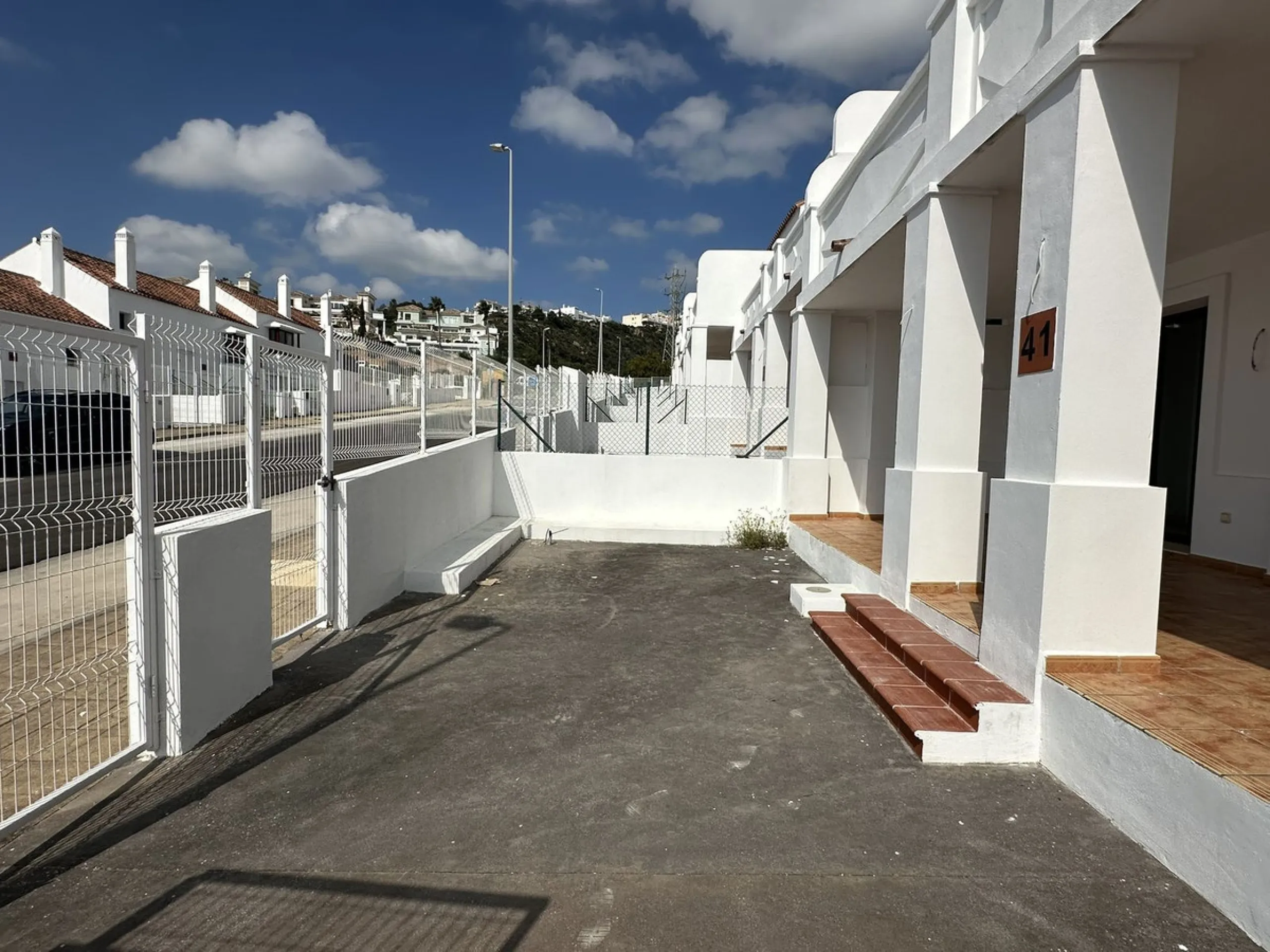 Discover this charming detached home in the exclusive residential complex of Doña Julia, in Casares, Málaga. A property that combines comfort, spaciousness, and a privileged location, ideal for those seeking tranquility, quality of life, and an enviable n