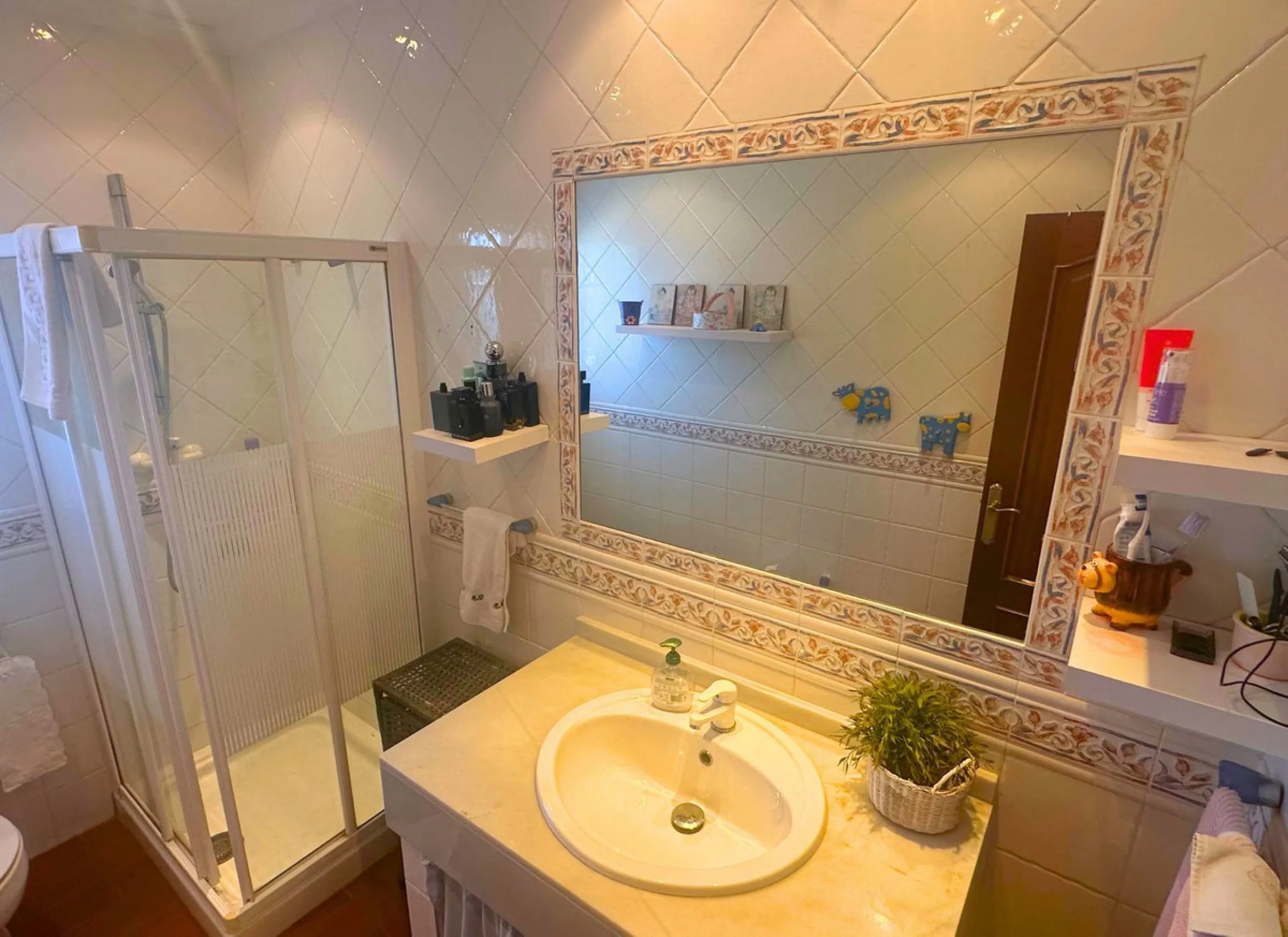 Discover this exceptional Spanish-style villa with private pool, offering space, comfort, and a unique layout ideal for family living or entertaining.