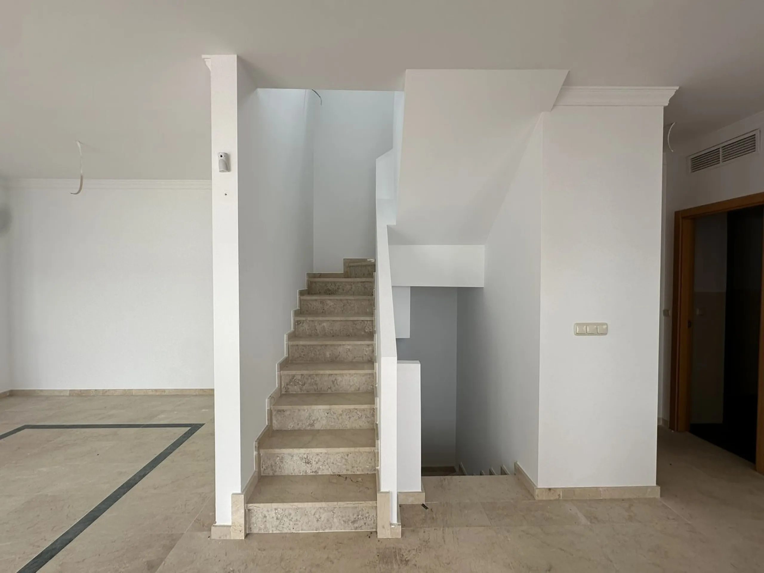 Discover this charming detached home in the exclusive residential complex of Doña Julia, in Casares, Málaga. A property that combines comfort, spaciousness, and a privileged location, ideal for those seeking tranquility, quality of life, and an enviable n