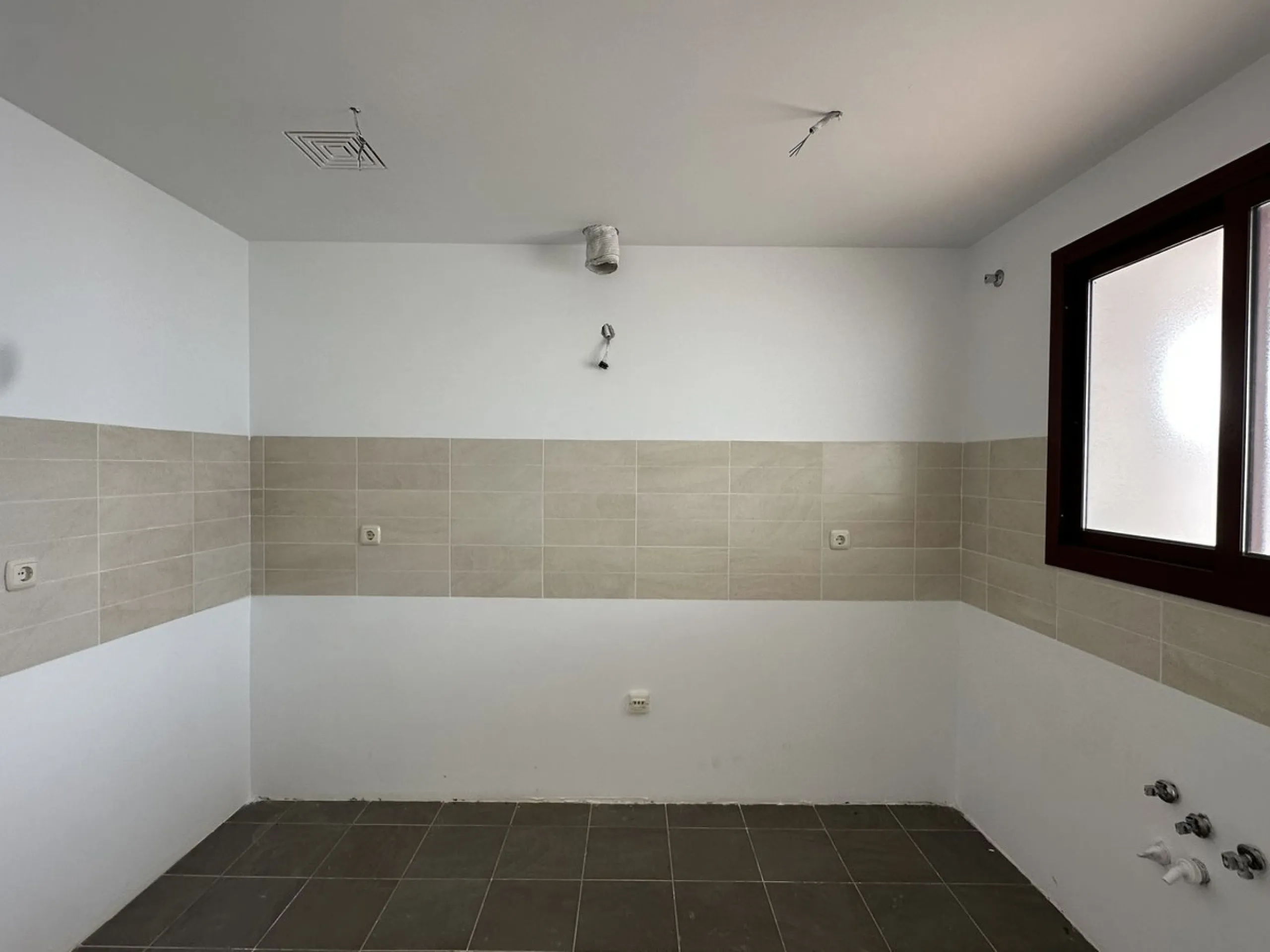 Discover this charming detached home in the exclusive residential complex of Doña Julia, in Casares, Málaga. A property that combines comfort, spaciousness, and a privileged location, ideal for those seeking tranquility, quality of life, and an enviable n
