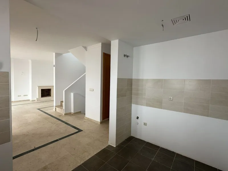 Discover this charming detached home in the exclusive residential complex of Doña Julia, in Casares, Málaga. A property that combines comfort, spaciousness, and a privileged location, ideal for those seeking tranquility, quality of life, and an enviable n