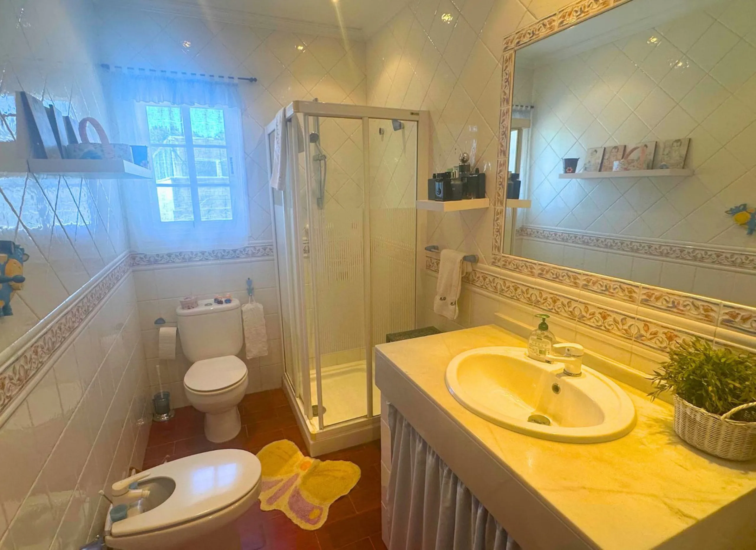 Discover this exceptional Spanish-style villa with private pool, offering space, comfort, and a unique layout ideal for family living or entertaining.