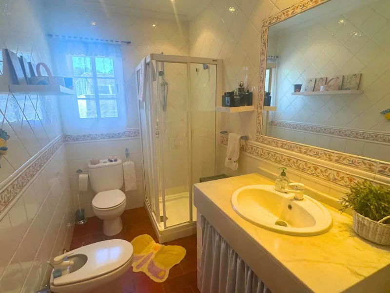 Discover this exceptional Spanish-style villa with private pool, offering space, comfort, and a unique layout ideal for family living or entertaining.