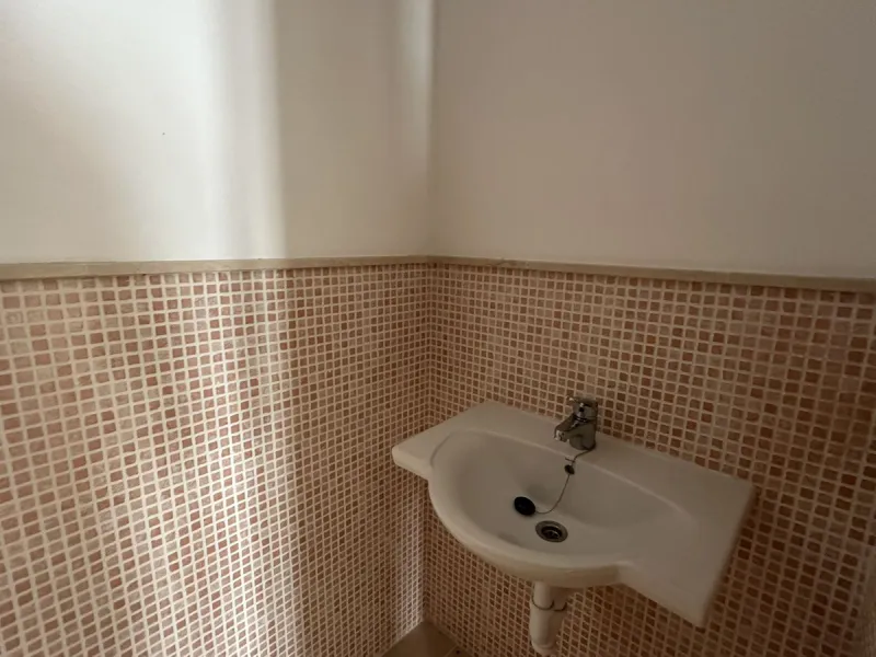 Discover this charming detached home in the exclusive residential complex of Doña Julia, in Casares, Málaga. A property that combines comfort, spaciousness, and a privileged location, ideal for those seeking tranquility, quality of life, and an enviable n