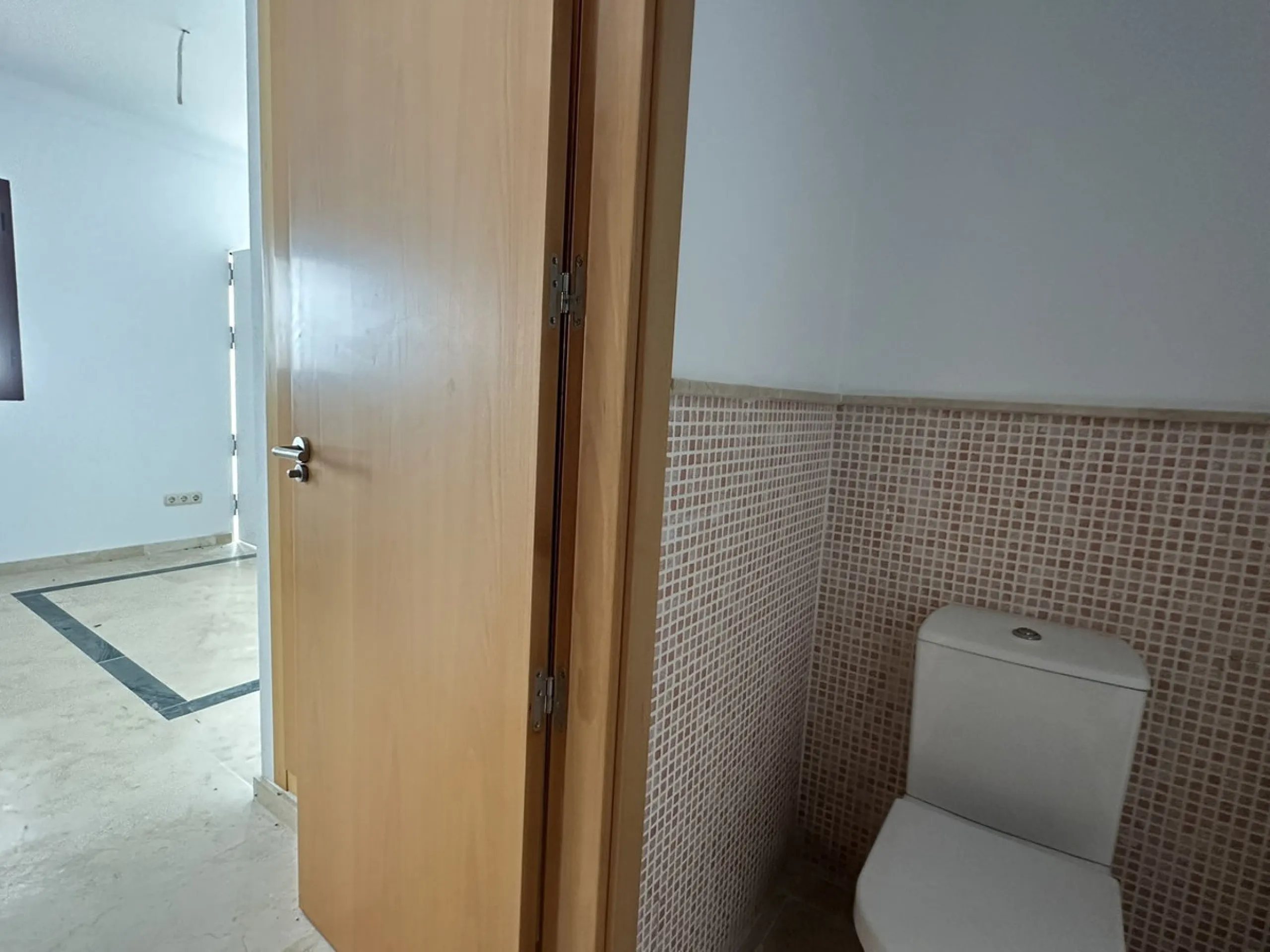 Discover this charming detached home in the exclusive residential complex of Doña Julia, in Casares, Málaga. A property that combines comfort, spaciousness, and a privileged location, ideal for those seeking tranquility, quality of life, and an enviable n