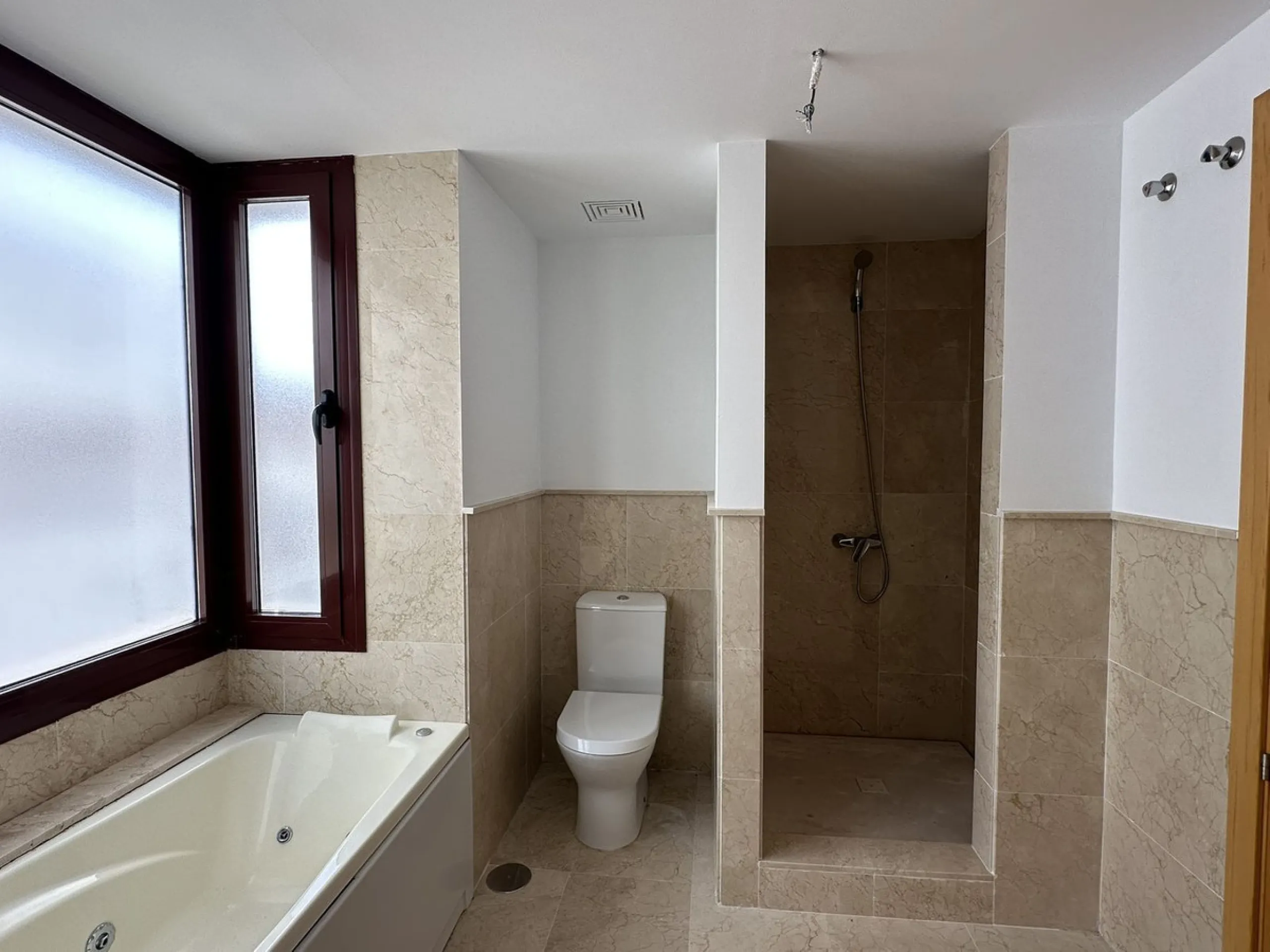 Discover this charming detached home in the exclusive residential complex of Doña Julia, in Casares, Málaga. A property that combines comfort, spaciousness, and a privileged location, ideal for those seeking tranquility, quality of life, and an enviable n