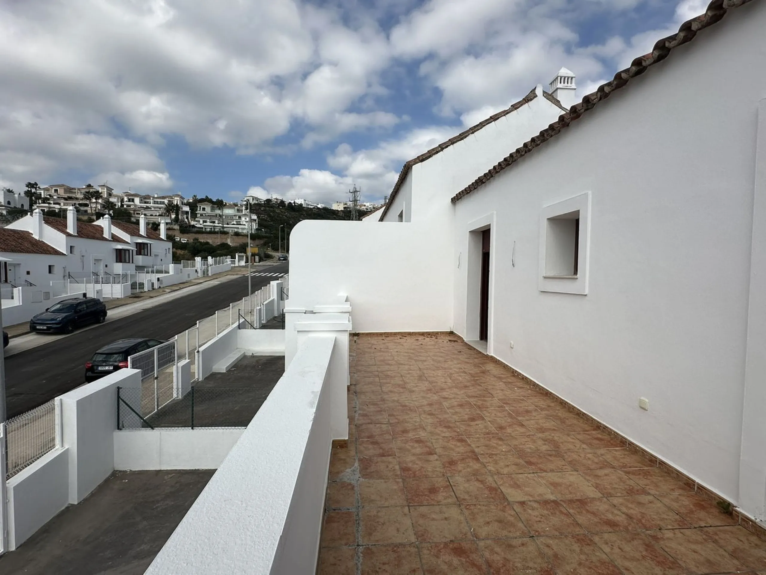Discover this charming detached home in the exclusive residential complex of Doña Julia, in Casares, Málaga. A property that combines comfort, spaciousness, and a privileged location, ideal for those seeking tranquility, quality of life, and an enviable n