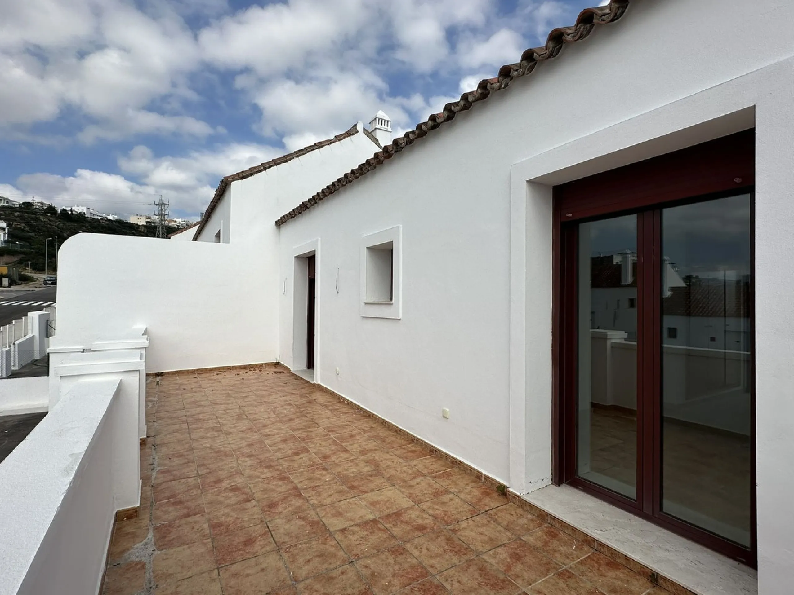 Discover this charming detached home in the exclusive residential complex of Doña Julia, in Casares, Málaga. A property that combines comfort, spaciousness, and a privileged location, ideal for those seeking tranquility, quality of life, and an enviable n