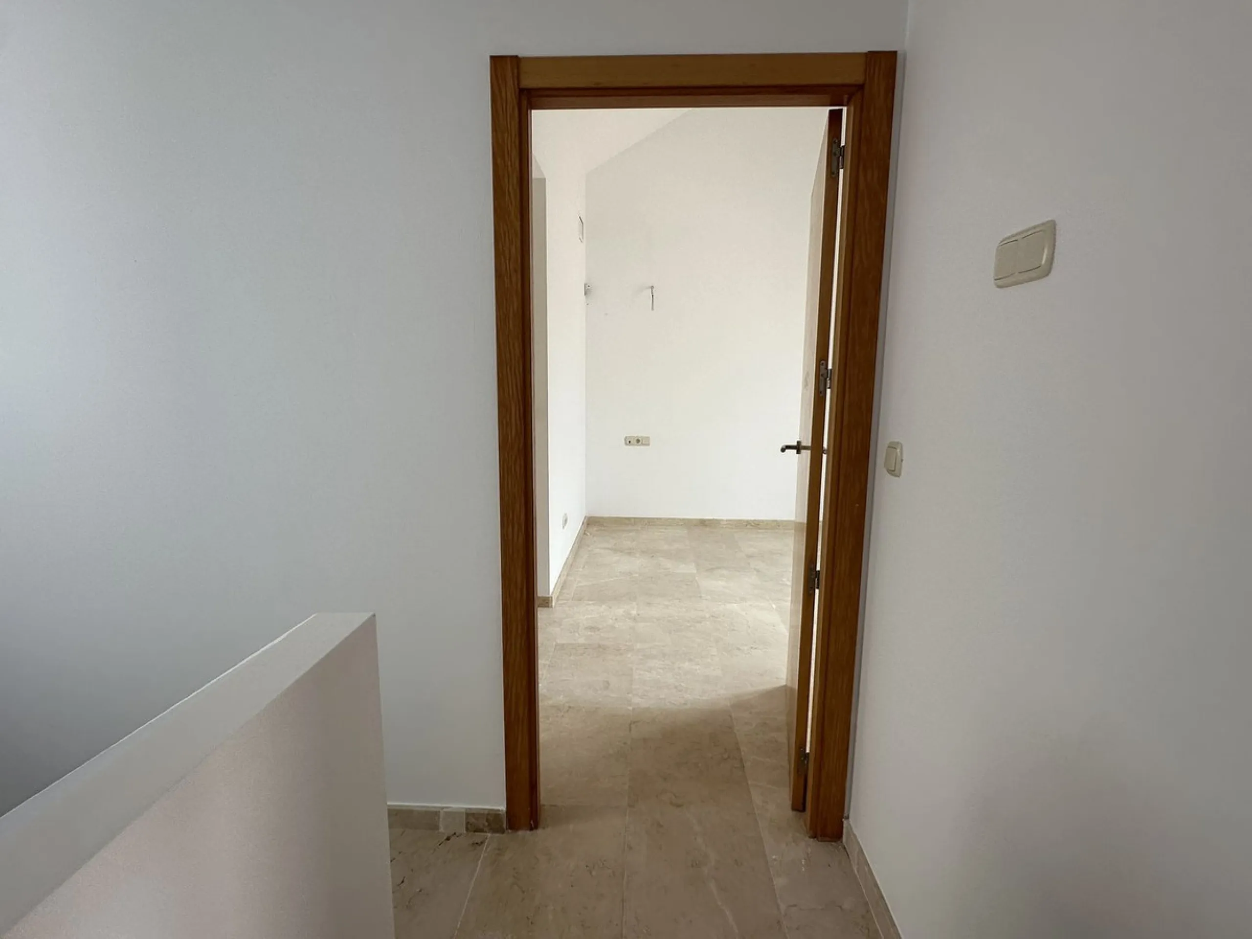 Discover this charming detached home in the exclusive residential complex of Doña Julia, in Casares, Málaga. A property that combines comfort, spaciousness, and a privileged location, ideal for those seeking tranquility, quality of life, and an enviable n