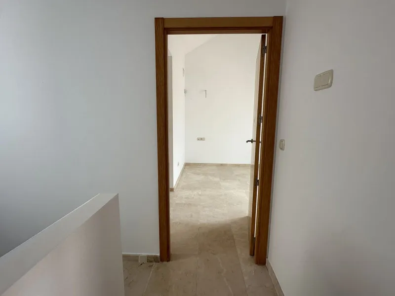 Discover this charming detached home in the exclusive residential complex of Doña Julia, in Casares, Málaga. A property that combines comfort, spaciousness, and a privileged location, ideal for those seeking tranquility, quality of life, and an enviable n