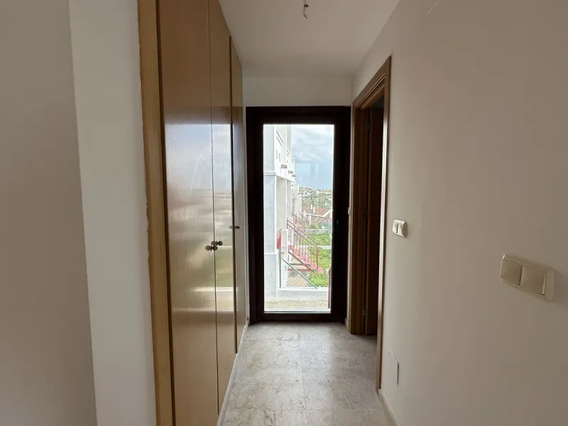 Discover this charming detached home in the exclusive residential complex of Doña Julia, in Casares, Málaga. A property that combines comfort, spaciousness, and a privileged location, ideal for those seeking tranquility, quality of life, and an enviable n