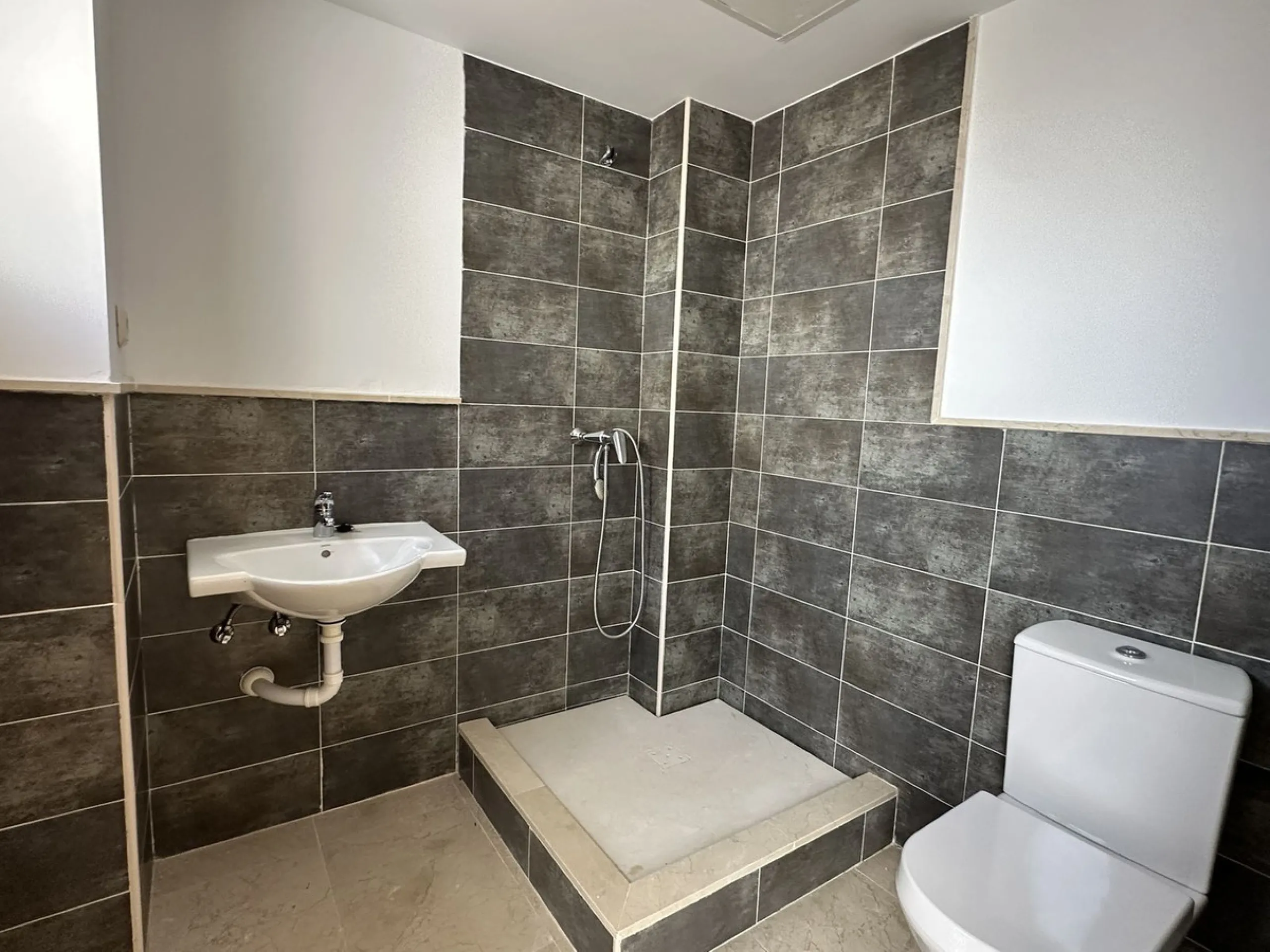 Discover this charming detached home in the exclusive residential complex of Doña Julia, in Casares, Málaga. A property that combines comfort, spaciousness, and a privileged location, ideal for those seeking tranquility, quality of life, and an enviable n