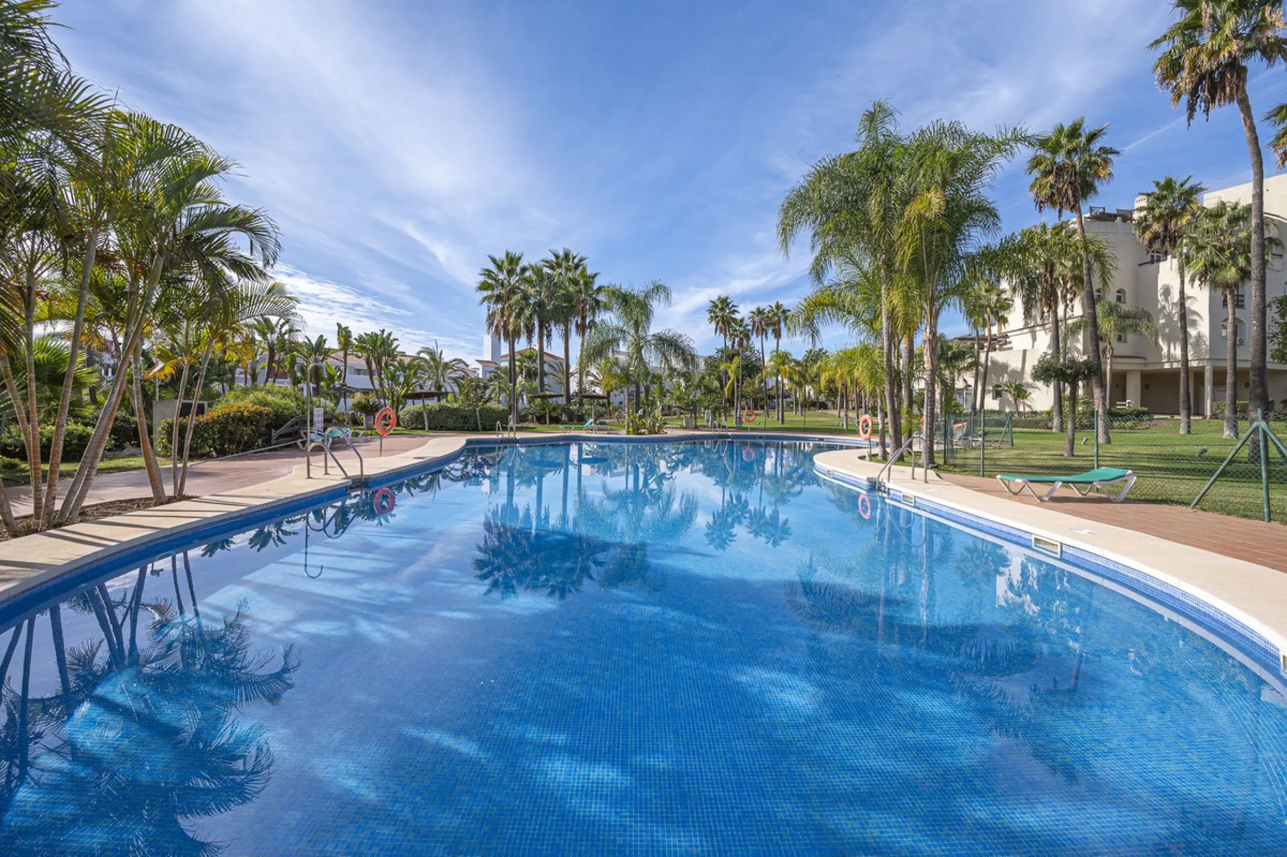 Apartment - Duplex в продаже в Estepona, Málaga. В доме 2 спален и 1 ванных комнат. Площадь дома 90 м²