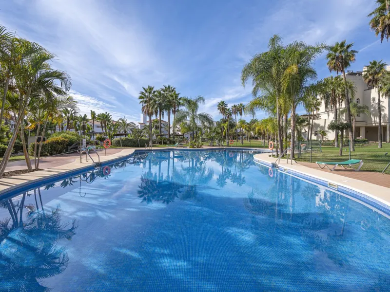 Apartment - Duplex в продаже в Estepona, Málaga. В доме 2 спален и 1 ванных комнат. Площадь дома 90 м²