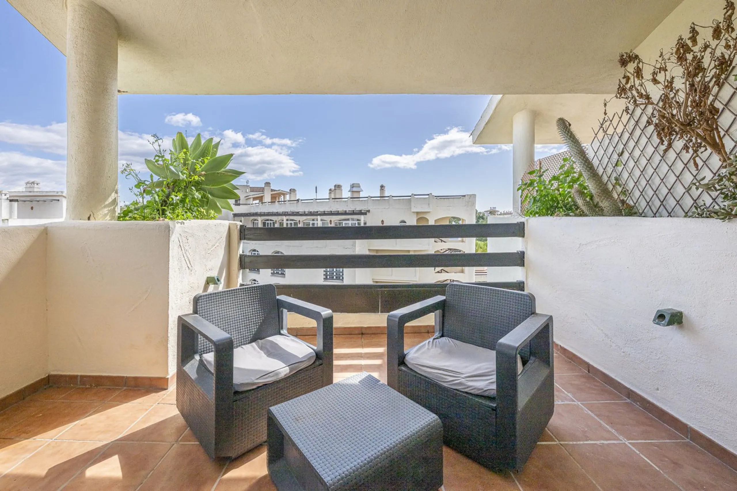 Apartment - Duplex в продаже в Estepona, Málaga. В доме 2 спален и 1 ванных комнат. Площадь дома 90 м²