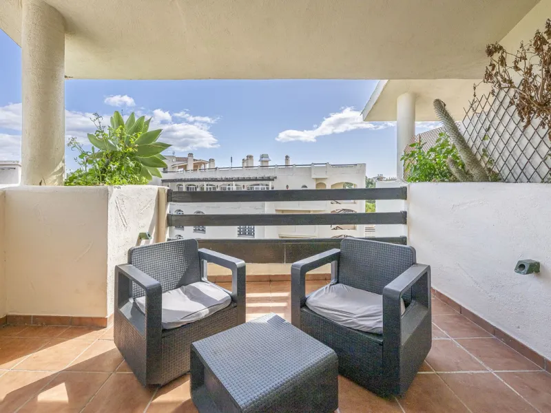 Apartment - Duplex в продаже в Estepona, Málaga. В доме 2 спален и 1 ванных комнат. Площадь дома 90 м²