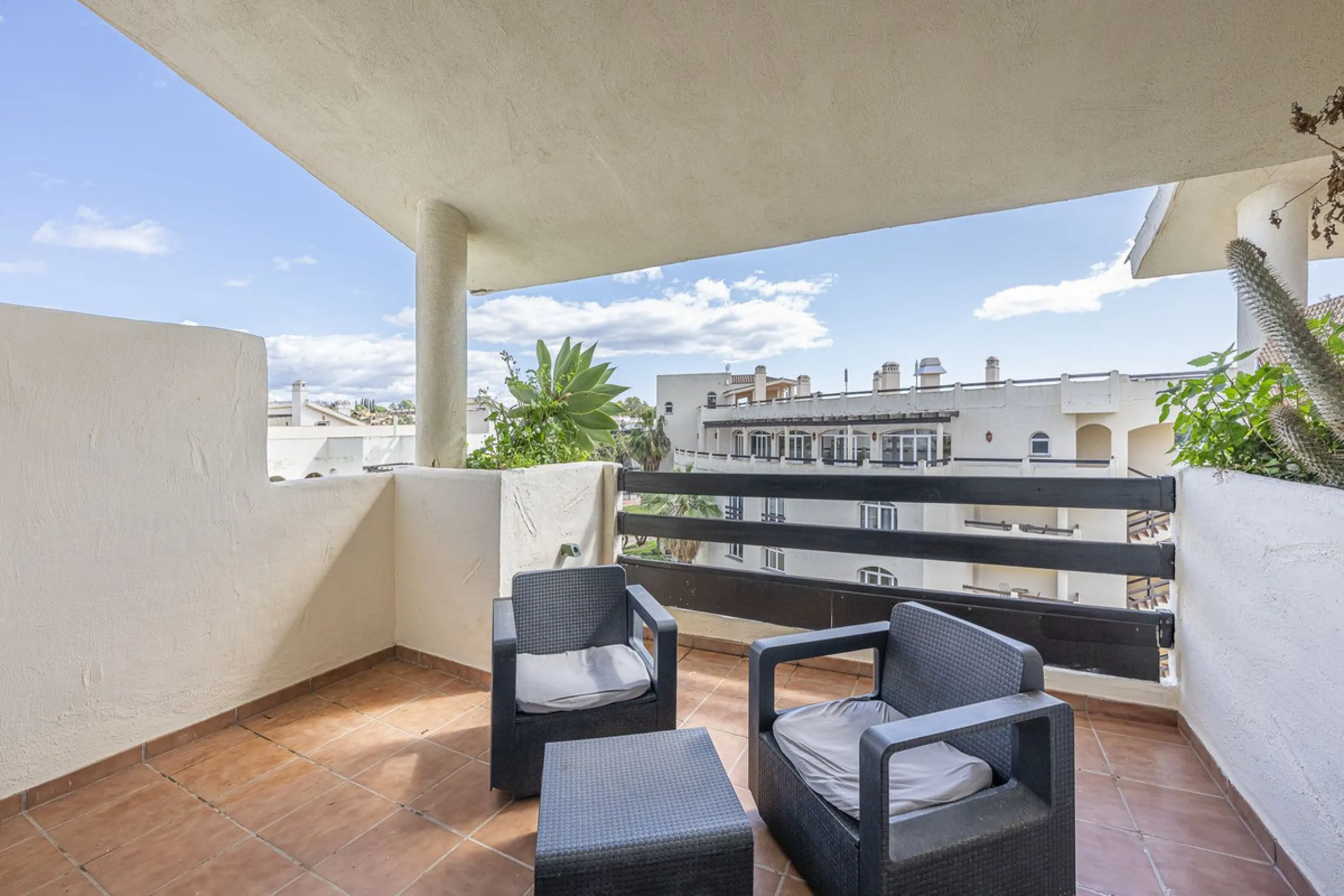 Apartment - Duplex в продаже в Estepona, Málaga. В доме 2 спален и 1 ванных комнат. Площадь дома 90 м²