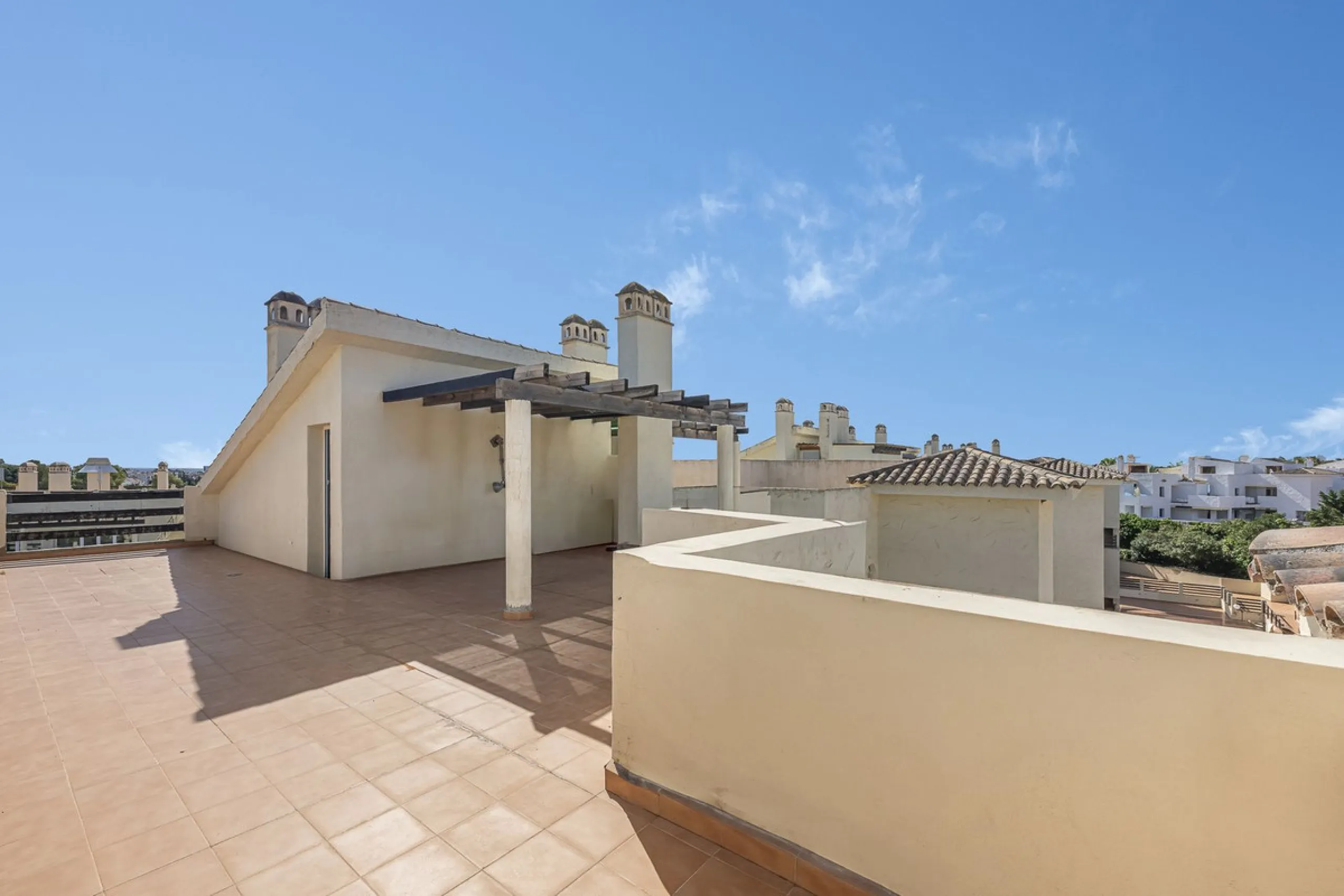 Apartment - Duplex в продаже в Estepona, Málaga. В доме 2 спален и 1 ванных комнат. Площадь дома 90 м²