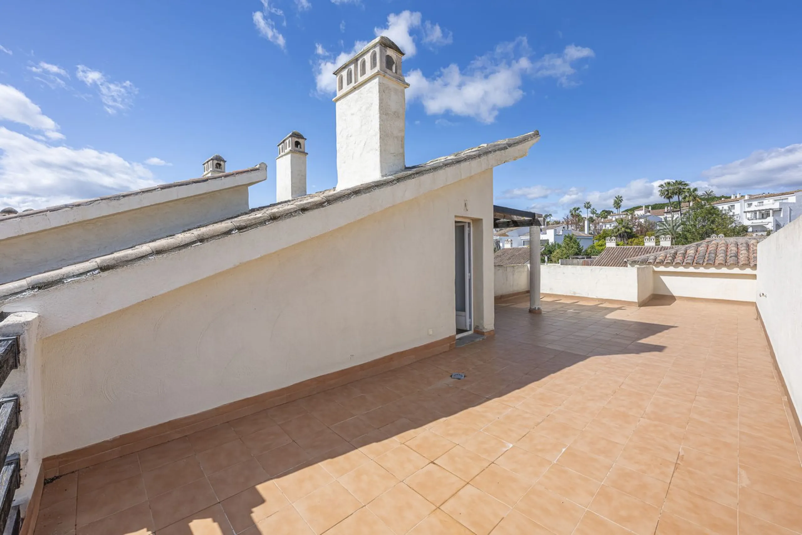Apartment - Duplex в продаже в Estepona, Málaga. В доме 2 спален и 1 ванных комнат. Площадь дома 90 м²