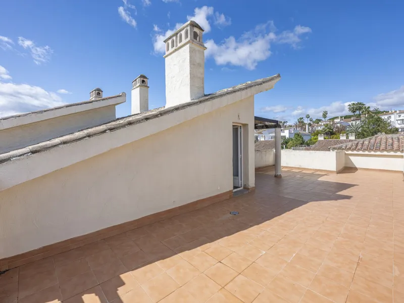 Apartment - Duplex в продаже в Estepona, Málaga. В доме 2 спален и 1 ванных комнат. Площадь дома 90 м²