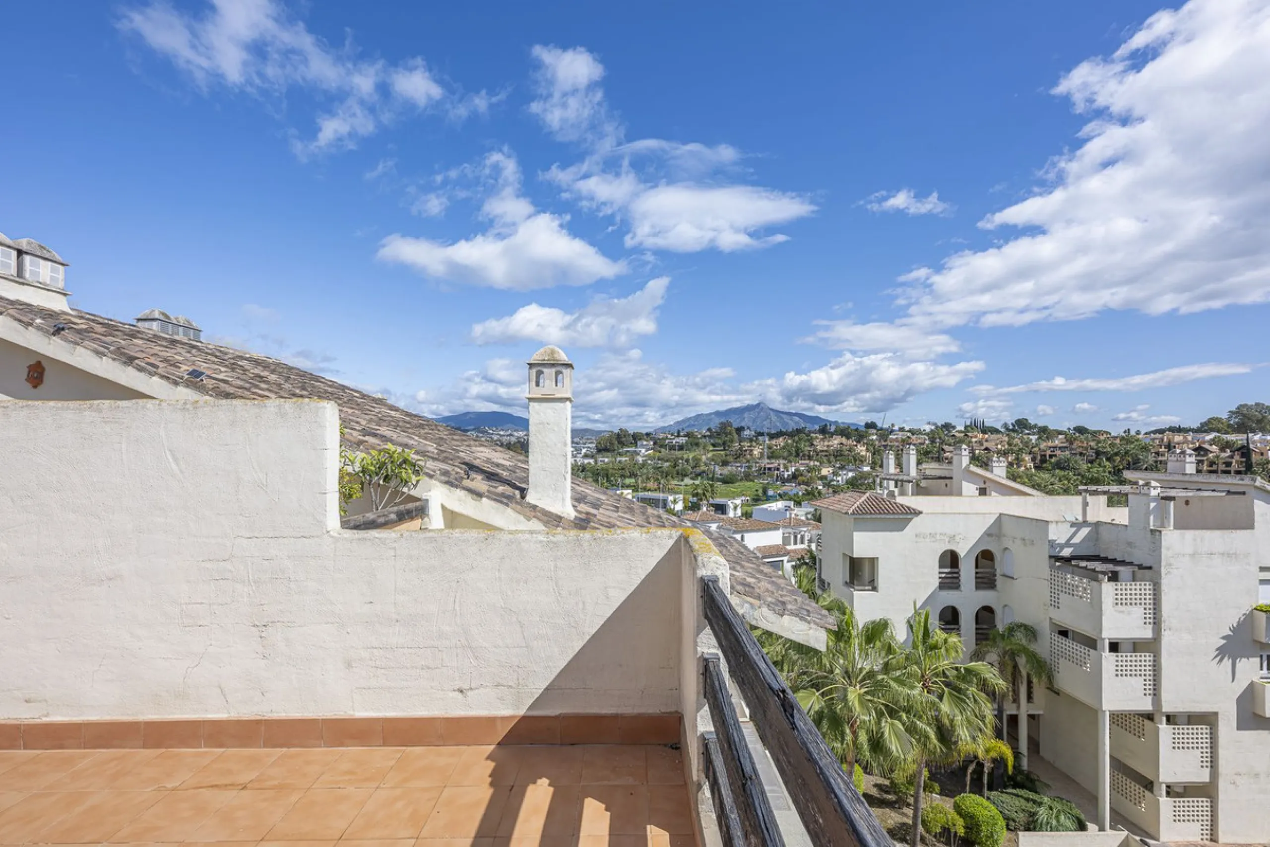 Apartment - Duplex в продаже в Estepona, Málaga. В доме 2 спален и 1 ванных комнат. Площадь дома 90 м²
