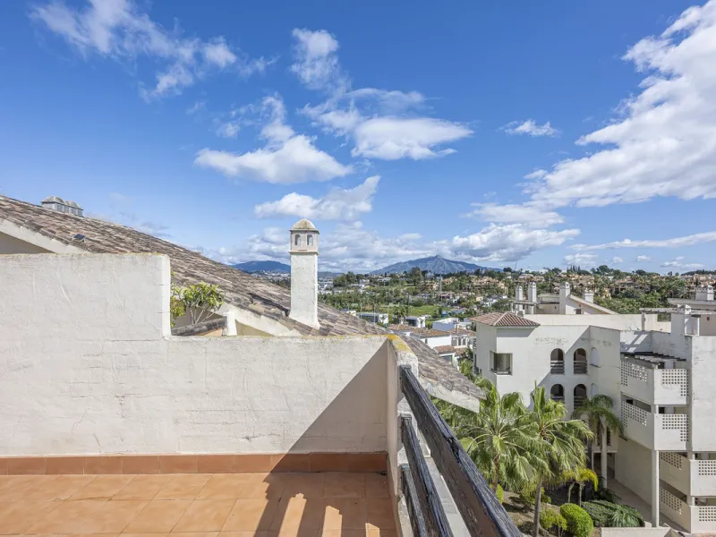 Apartment - Duplex в продаже в Estepona, Málaga. В доме 2 спален и 1 ванных комнат. Площадь дома 90 м²