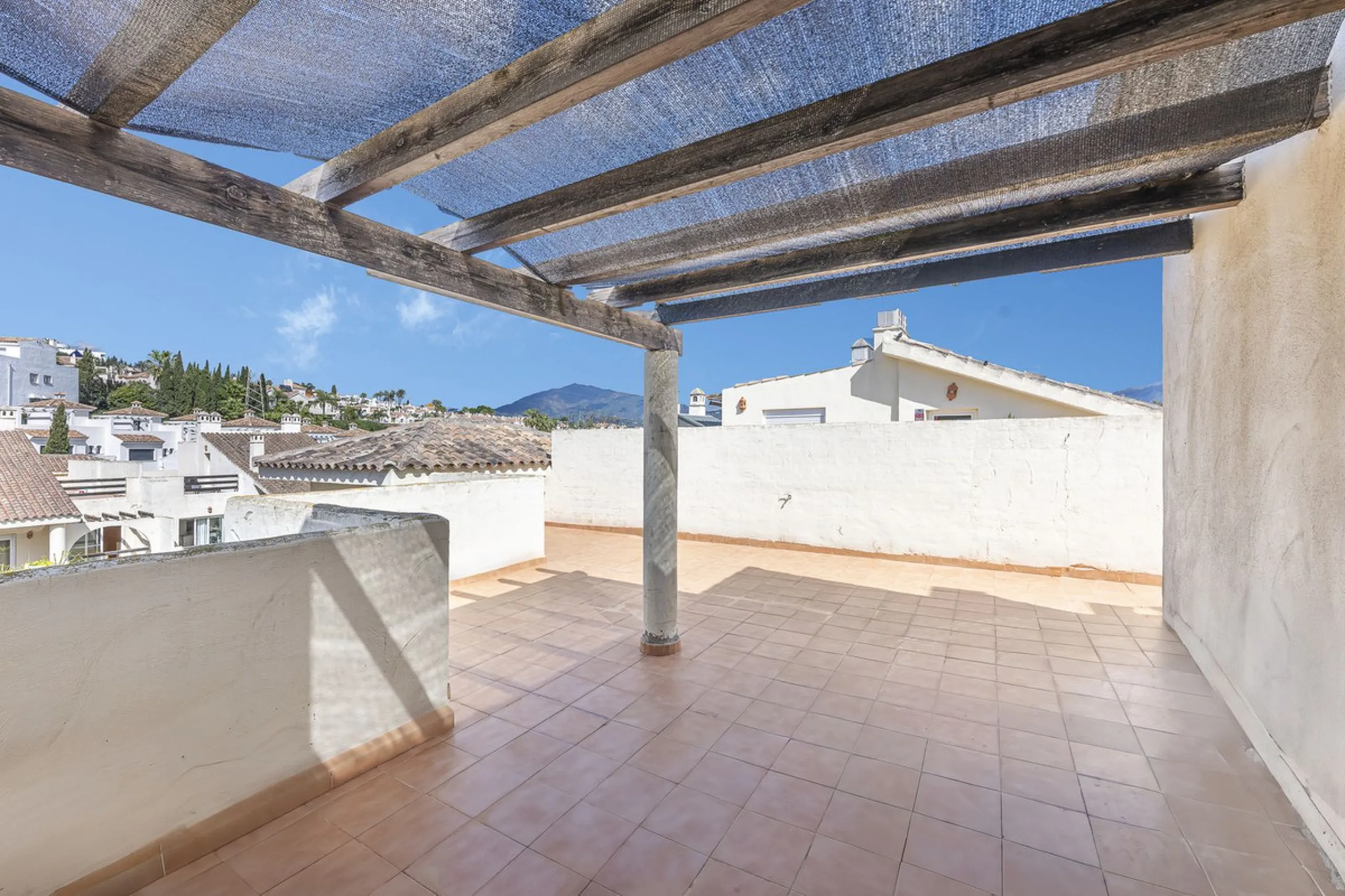 Apartment - Duplex в продаже в Estepona, Málaga. В доме 2 спален и 1 ванных комнат. Площадь дома 90 м²