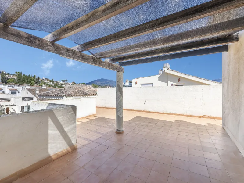 Apartment - Duplex в продаже в Estepona, Málaga. В доме 2 спален и 1 ванных комнат. Площадь дома 90 м²