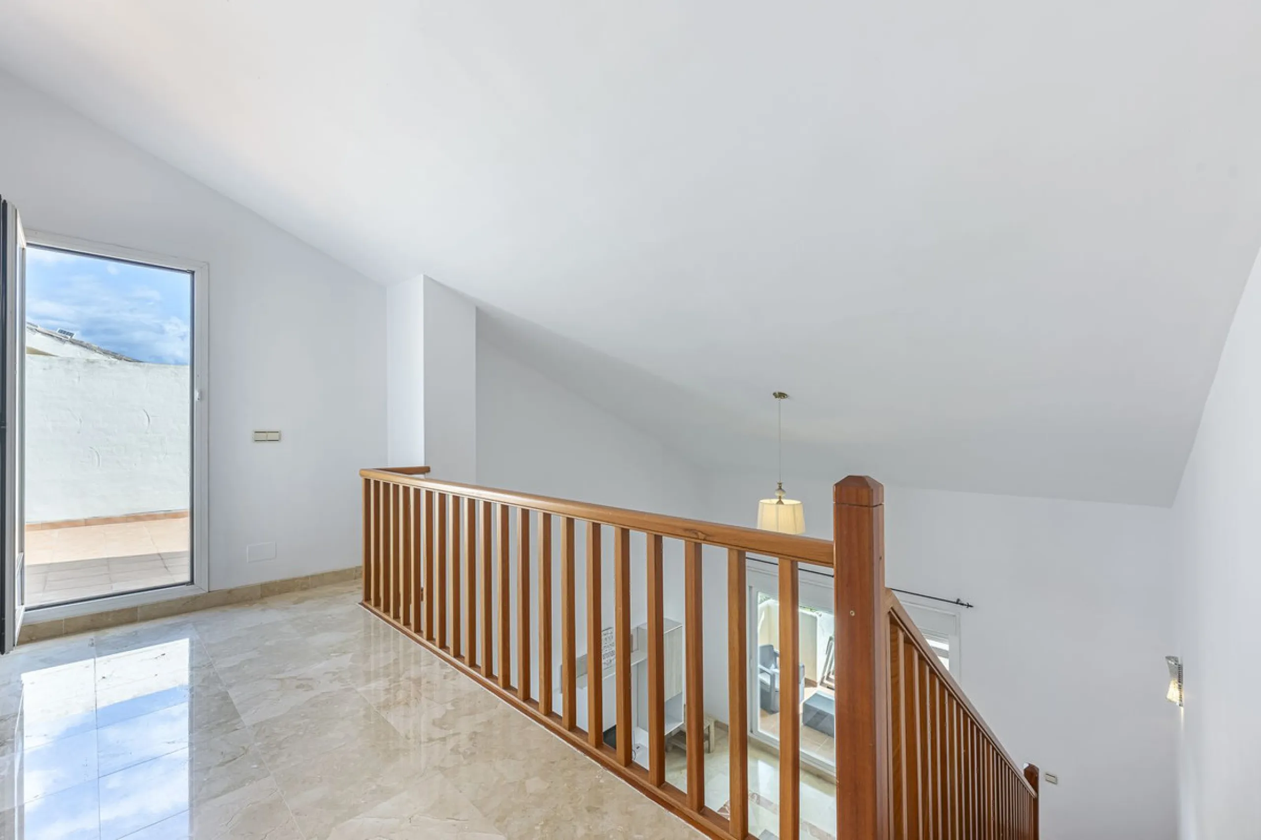 Apartment - Duplex в продаже в Estepona, Málaga. В доме 2 спален и 1 ванных комнат. Площадь дома 90 м²
