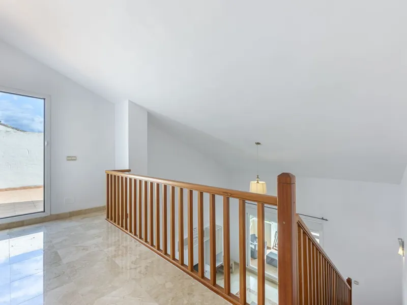 Apartment - Duplex в продаже в Estepona, Málaga. В доме 2 спален и 1 ванных комнат. Площадь дома 90 м²