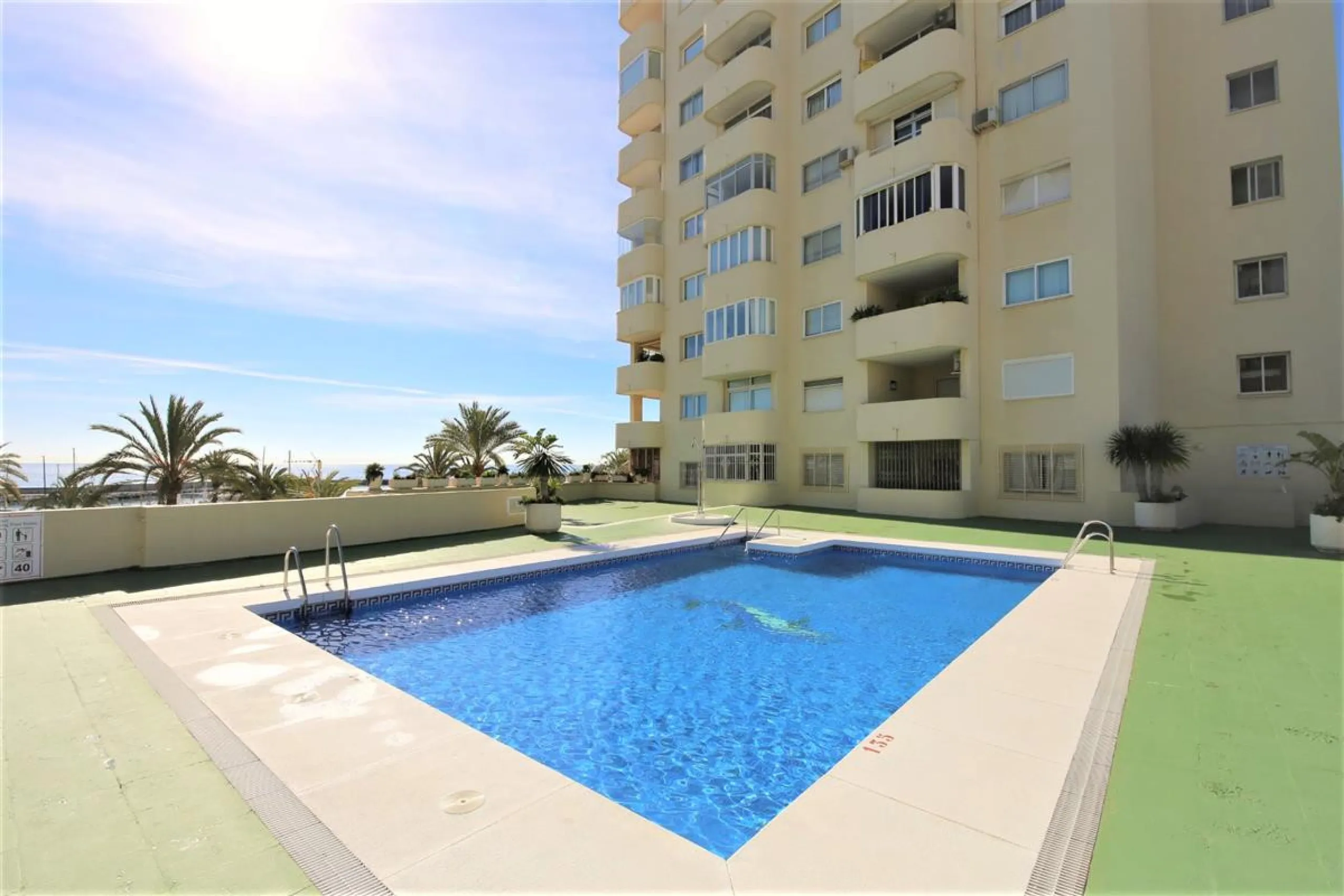 Apartment - Middle Floor Apartment в продаже в Estepona, Málaga. В доме 2 спален и 2 ванных комнат. Площадь дома 105 м². Площадь участка 105 м²