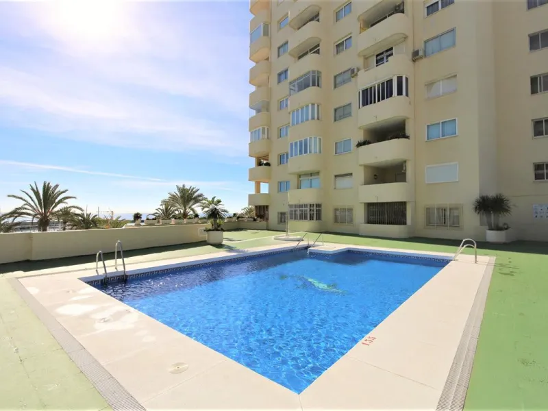 A magnificent apartment is for sale, situated right on the waterfront of Estepona's marina, in the exclusive Puerto Paraíso development. A unique opportunity to enjoy the Mediterranean lifestyle with all amenities within easy reach.