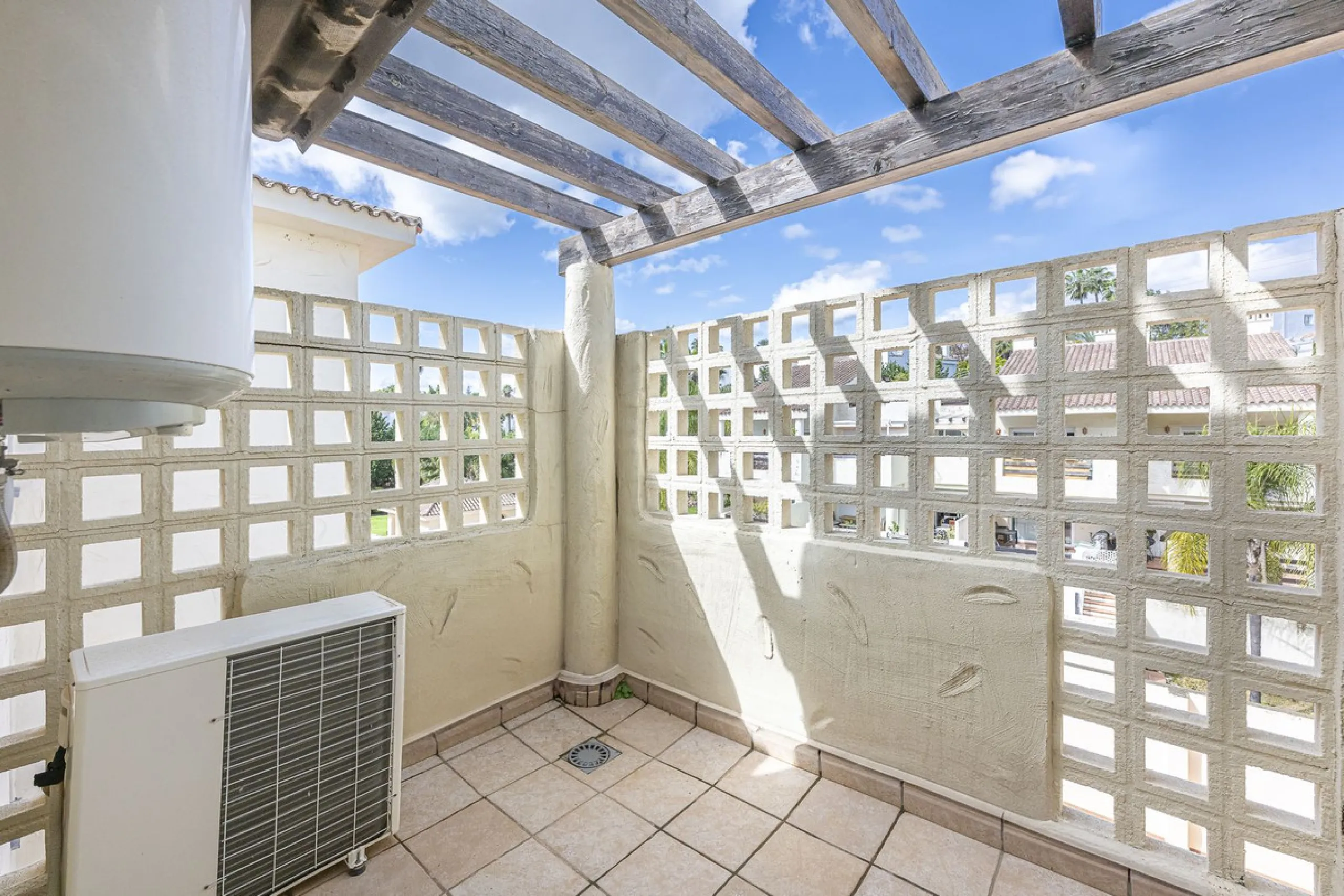 Apartment - Duplex в продаже в Estepona, Málaga. В доме 2 спален и 1 ванных комнат. Площадь дома 90 м²