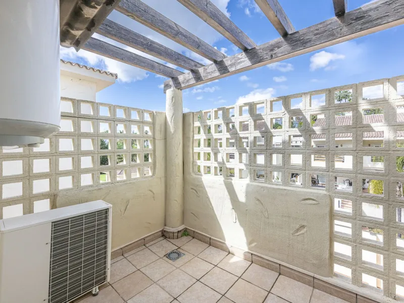 Apartment - Duplex в продаже в Estepona, Málaga. В доме 2 спален и 1 ванных комнат. Площадь дома 90 м²