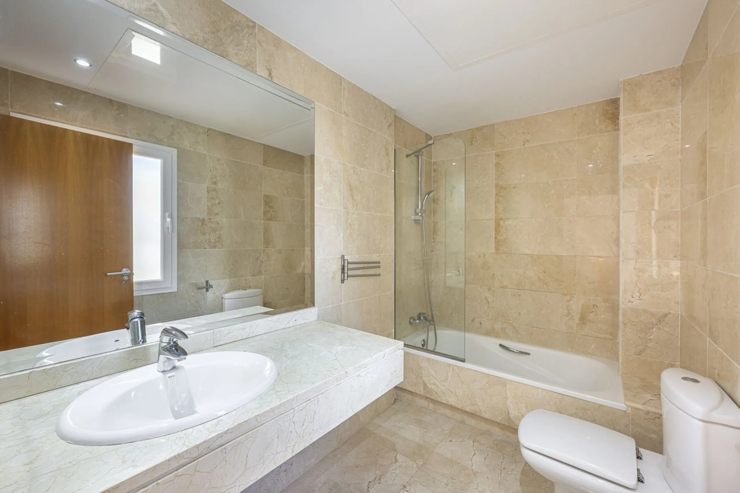 Apartment - Duplex в продаже в Estepona, Málaga. В доме 2 спален и 1 ванных комнат. Площадь дома 90 м²