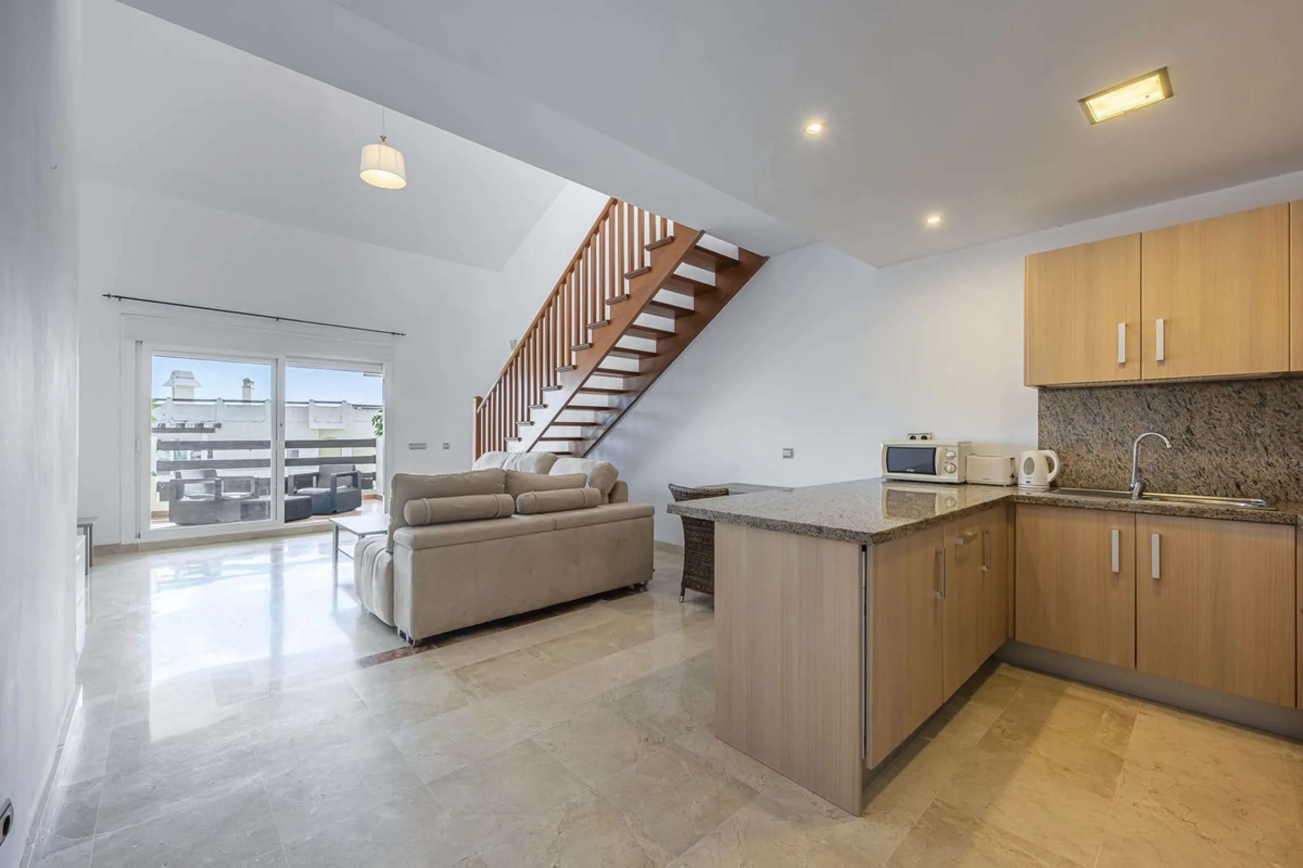 Apartment - Duplex в продаже в Estepona, Málaga. В доме 2 спален и 1 ванных комнат. Площадь дома 90 м²