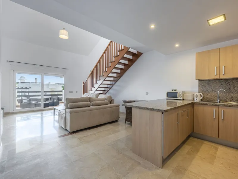 Apartment - Duplex в продаже в Estepona, Málaga. В доме 2 спален и 1 ванных комнат. Площадь дома 90 м²