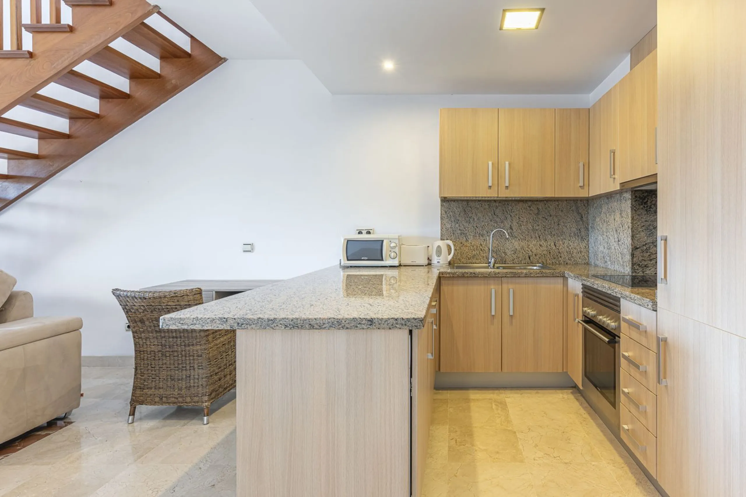 Apartment - Duplex в продаже в Estepona, Málaga. В доме 2 спален и 1 ванных комнат. Площадь дома 90 м²