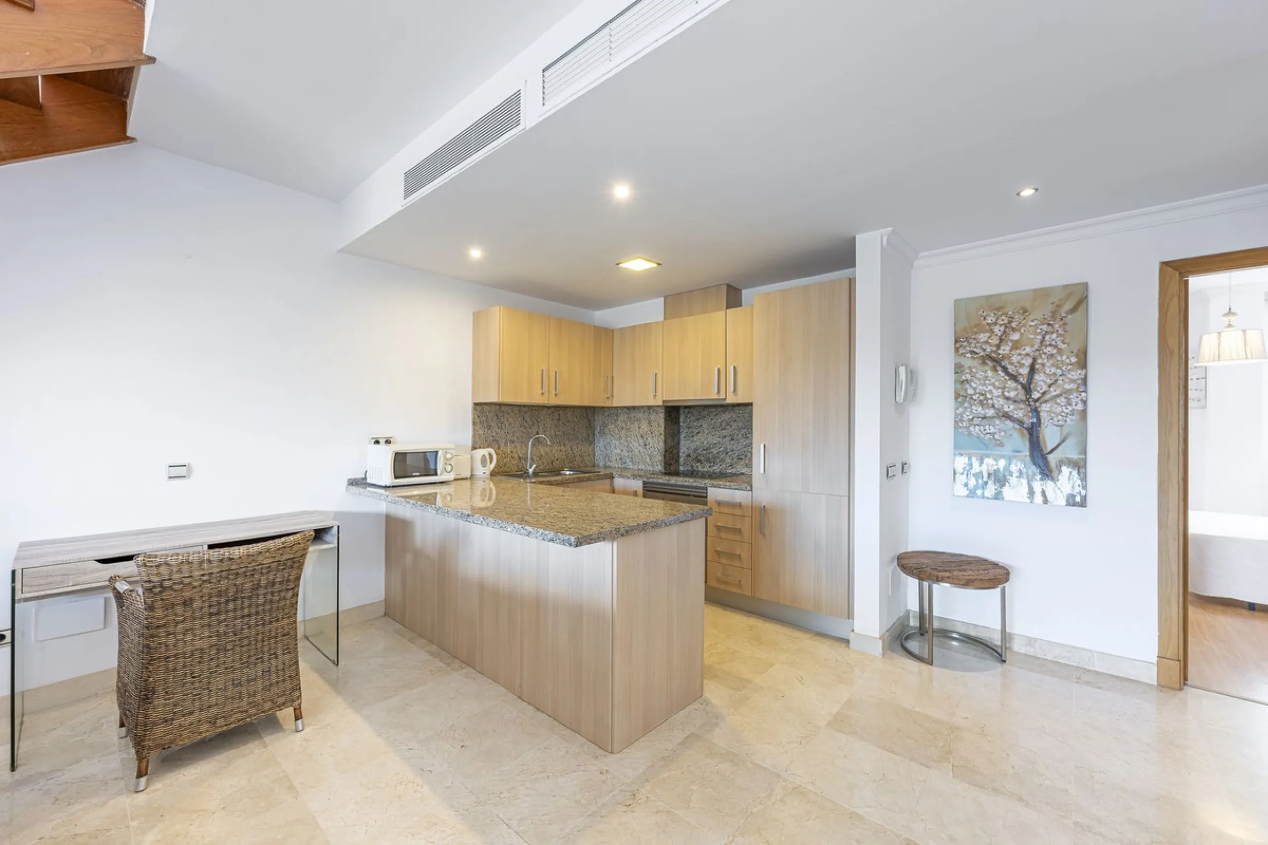 Apartment - Duplex в продаже в Estepona, Málaga. В доме 2 спален и 1 ванных комнат. Площадь дома 90 м²