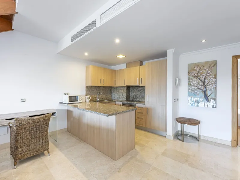 Apartment - Duplex в продаже в Estepona, Málaga. В доме 2 спален и 1 ванных комнат. Площадь дома 90 м²