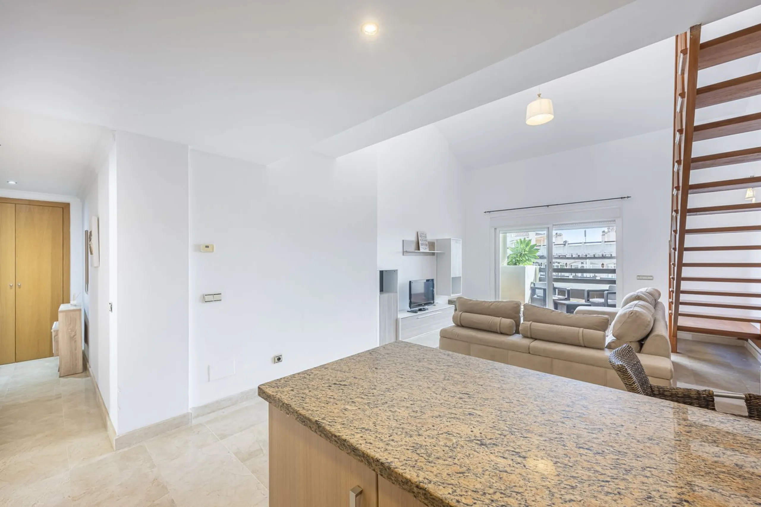 Apartment - Duplex в продаже в Estepona, Málaga. В доме 2 спален и 1 ванных комнат. Площадь дома 90 м²