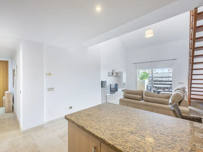 Apartment - Duplex в продаже в Estepona, Málaga. В доме 2 спален и 1 ванных комнат. Площадь дома 90 м²