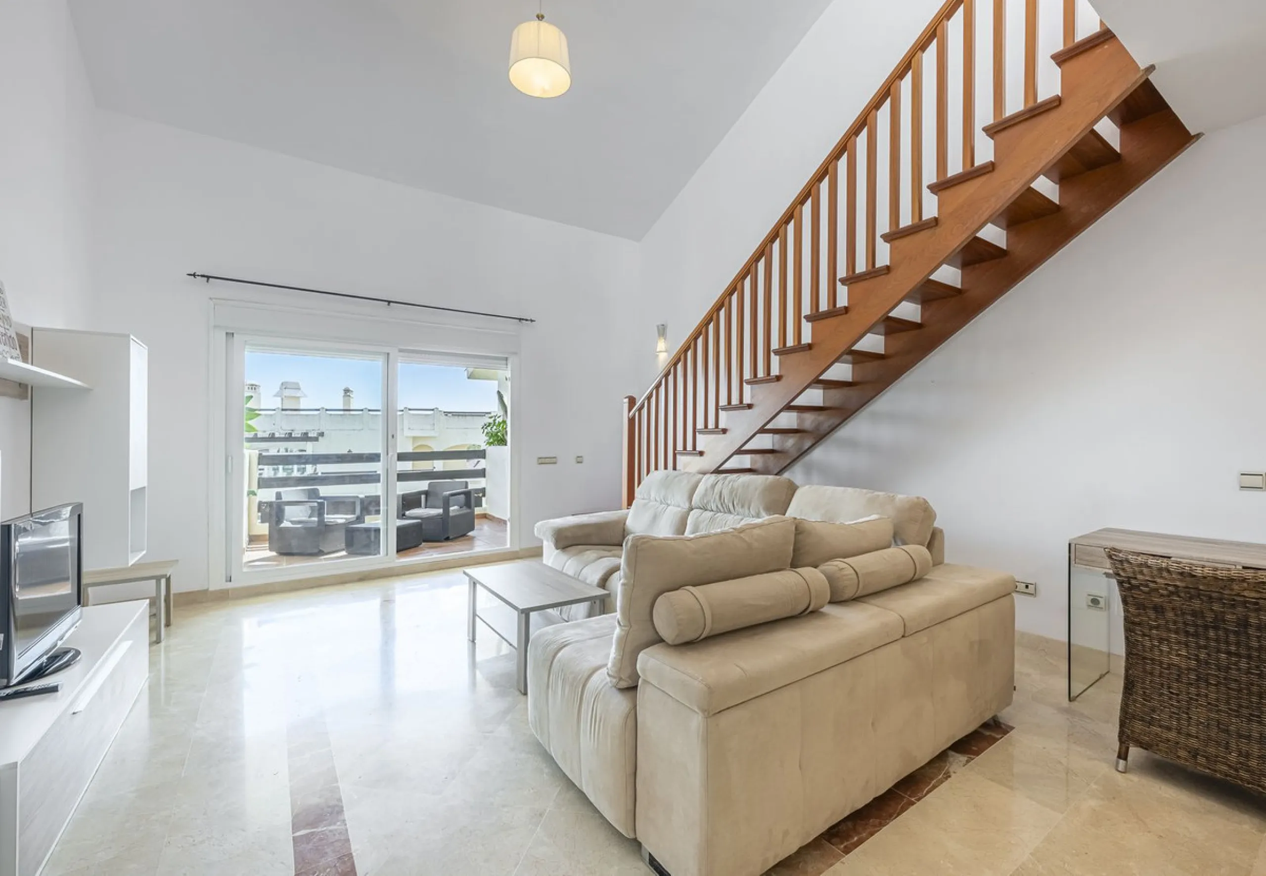 Apartment - Duplex в продаже в Estepona, Málaga. В доме 2 спален и 1 ванных комнат. Площадь дома 90 м²