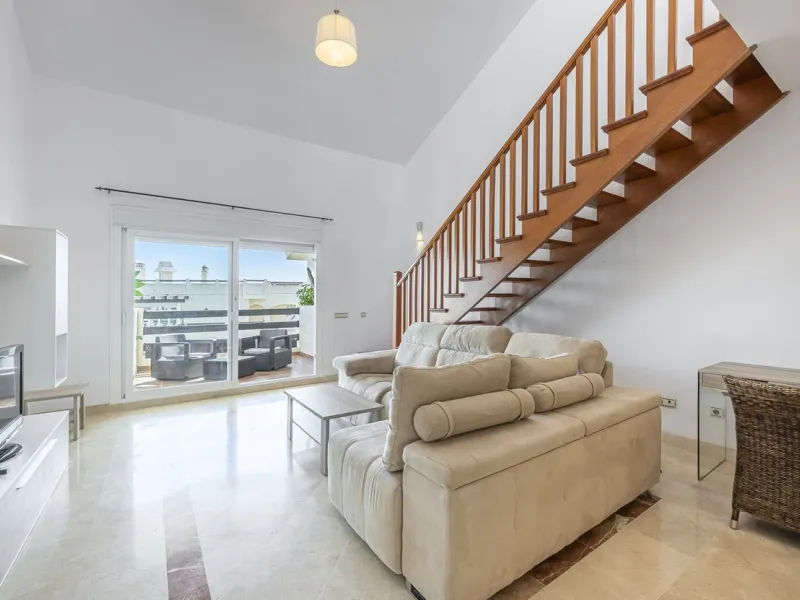 Apartment - Duplex в продаже в Estepona, Málaga. В доме 2 спален и 1 ванных комнат. Площадь дома 90 м²